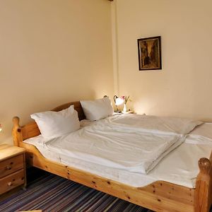 Zimmer mit Kingsize-Bett